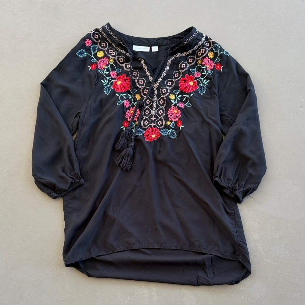 New York & Company Black Blouse with Floral Embroidery Size XS